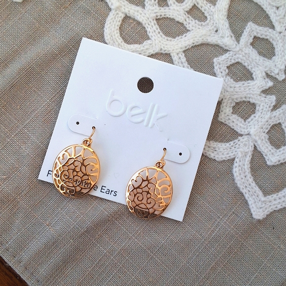 💥SALE💥BELK, Gold Cutout Dangle Earrings NEW - Picture 1 of 4